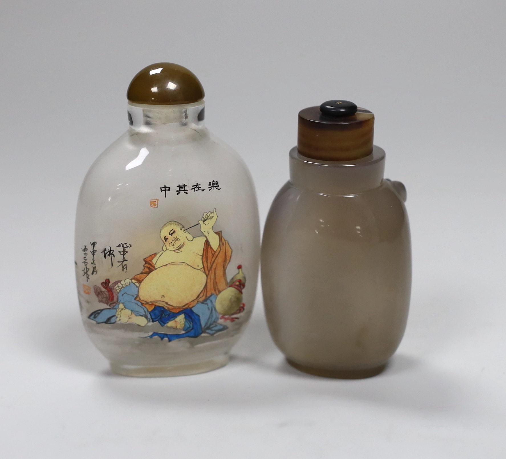 A Chinese agate snuff bottle and an internally painted snuff bottle, the largest 8cm high